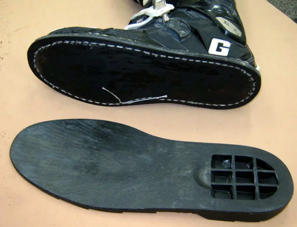 Поменять подошву на ботинках. Переделка подошвы на сапогах. Подошва резиновая на зимних берцах. Реставрация обуви замена подошвы. Dainite подошва.