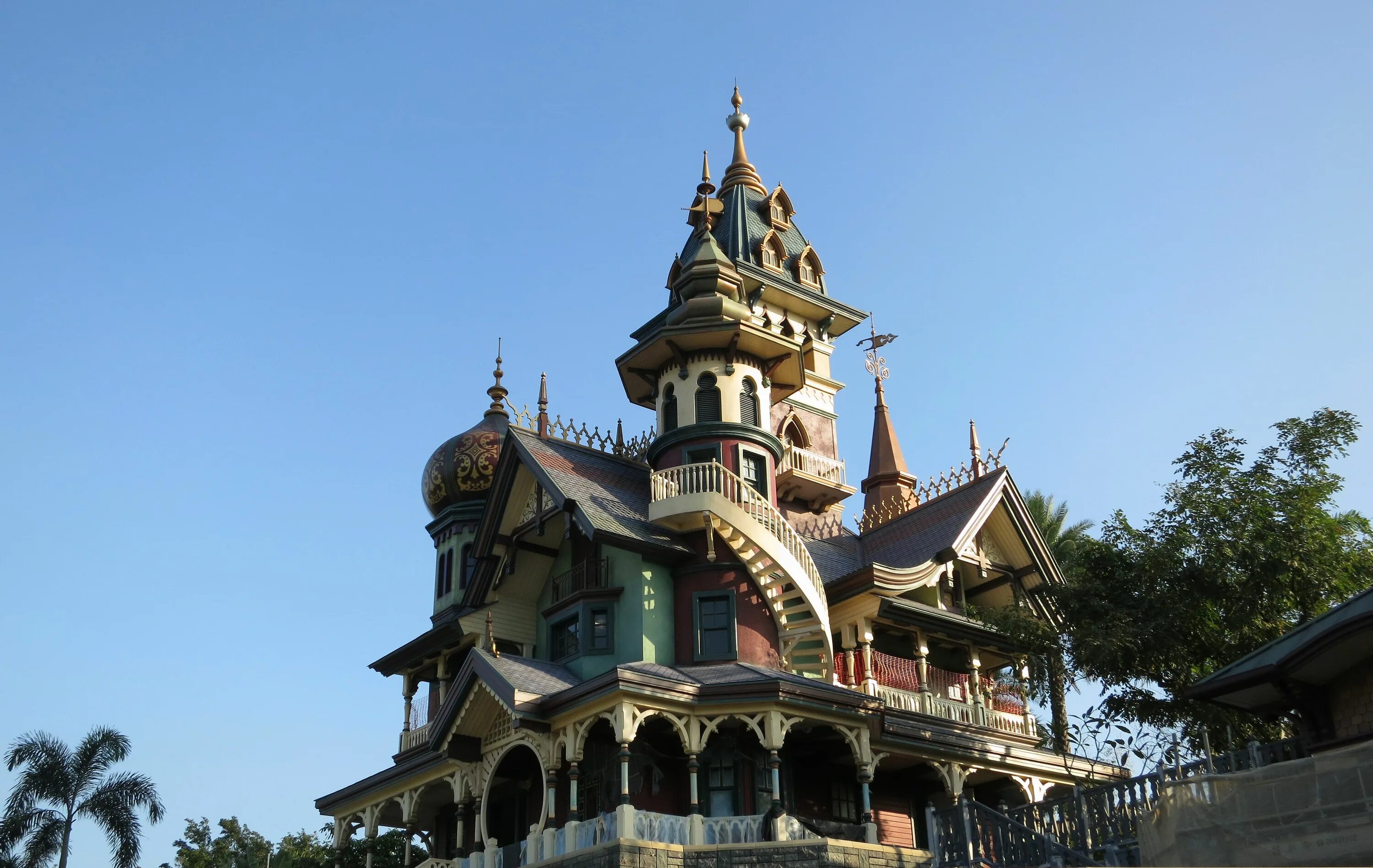 Mystic manor. Mythic manor эстер. Мистик манор. Особняк с привидениями дисней. Диснейленд домики.