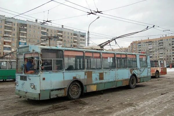 Ужасный общественный транспорт. Старые троллейбусы Челябинск. Плохой автобус. Плохой троллейбус.