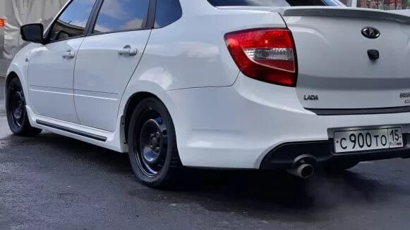 Задний бампер спорт. Сплиттер губа на гранту лифтбек. Сплиттер Гранта спорт. Сплиттер Гранта лифтбек задний.