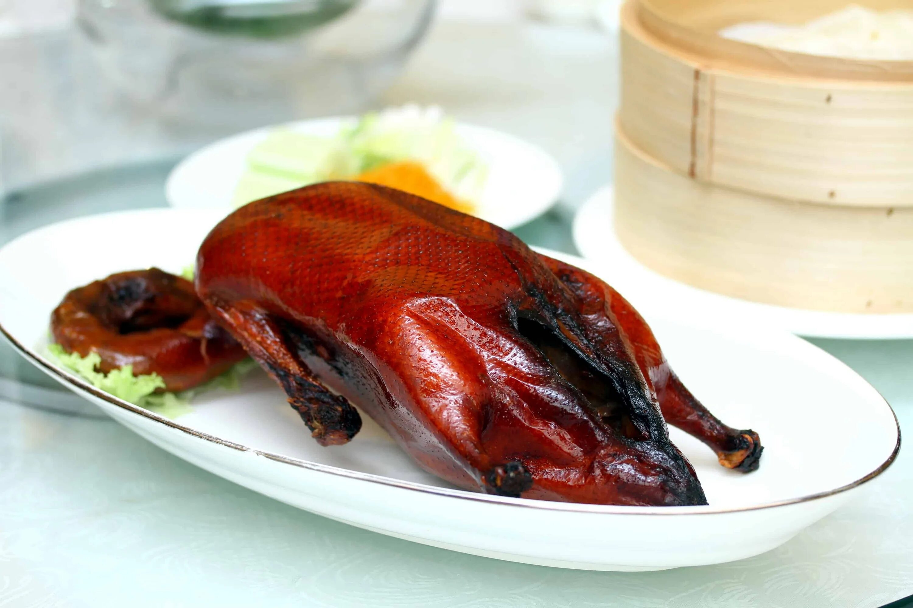 J peking duck. Peking Duck – «утка по-пекински». Утка по пекински в Китае. Утка по тайски. Хойсин утка по пекински соус.