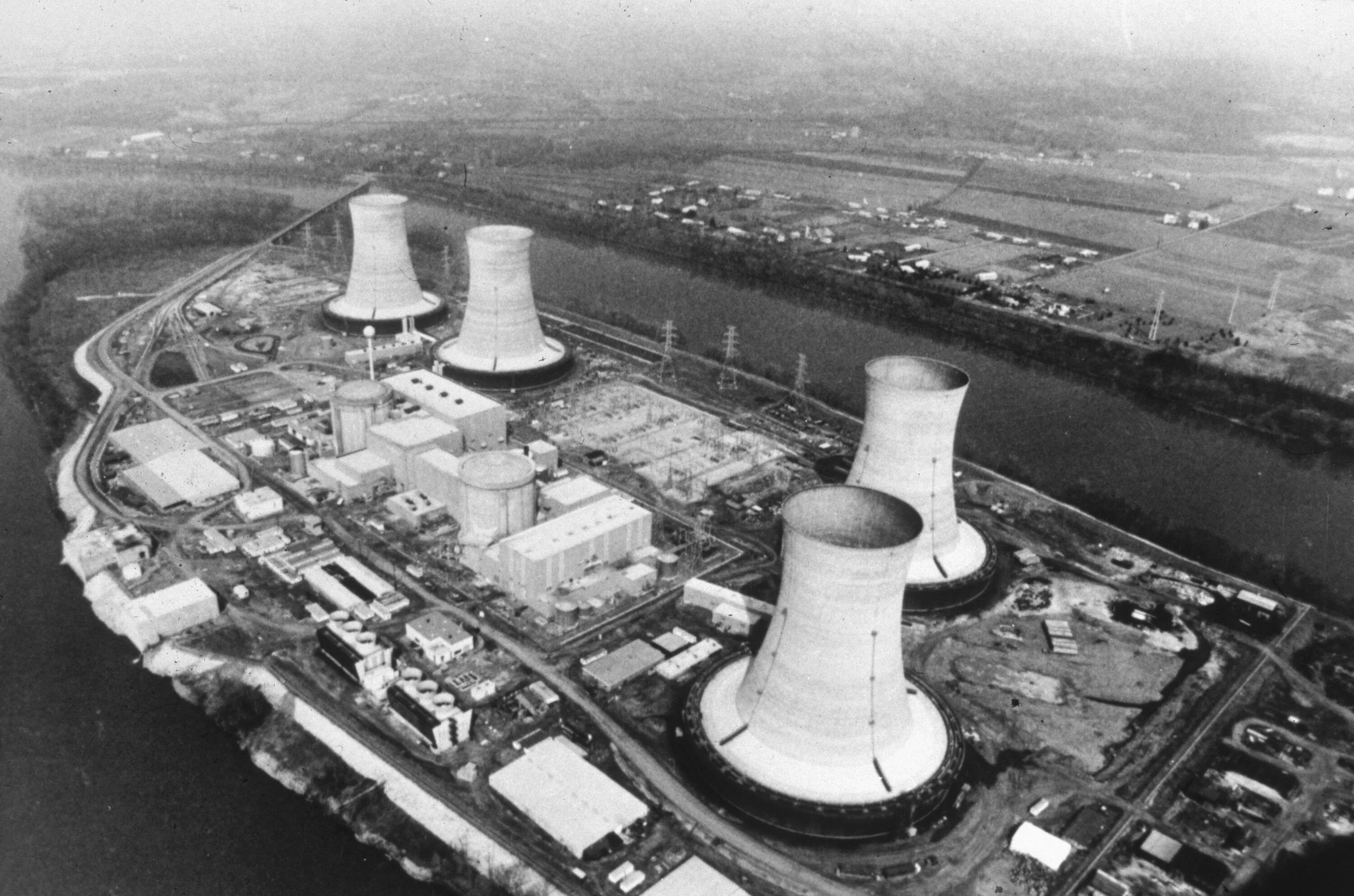 Первая атомная электростанция в какой стране. Атомная электростанция 1954. АЭС three Mile Island. Ленинградская атомная электростанция 1975. Ленинградская АЭС 1973.