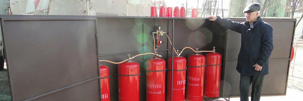 Освидетельствование газовых баллонов. Заправка баллонов ростов. Заправка пропаном бытовых баллонов. Заправка баллонов ростов. Газовая станция с баллонами.