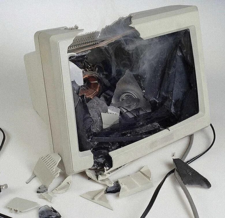 разбил компьютер. женщина сломала комп. ломает компьютер. разбивают компьютер фильм. со сломанным компьютером.