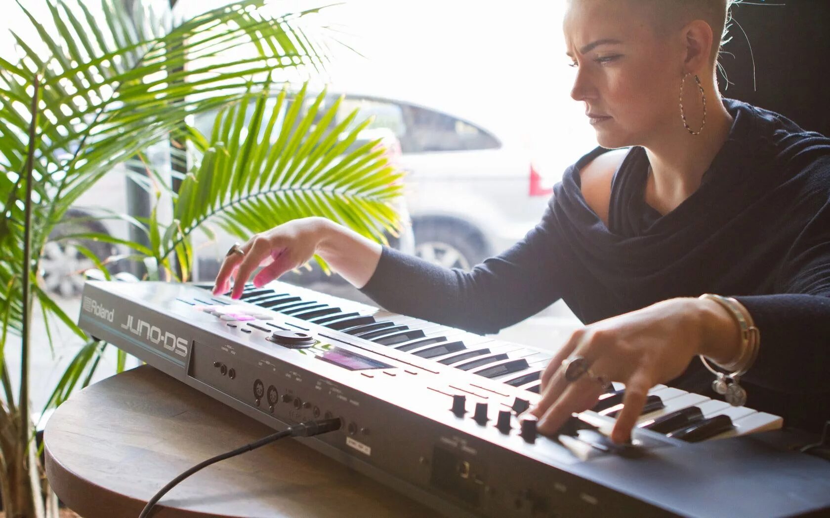 Музыкант за синтезатором. Roland juno ds. синтезатор alesis harmony 32. девушка с синтезатором. синтезатор для начинающих.