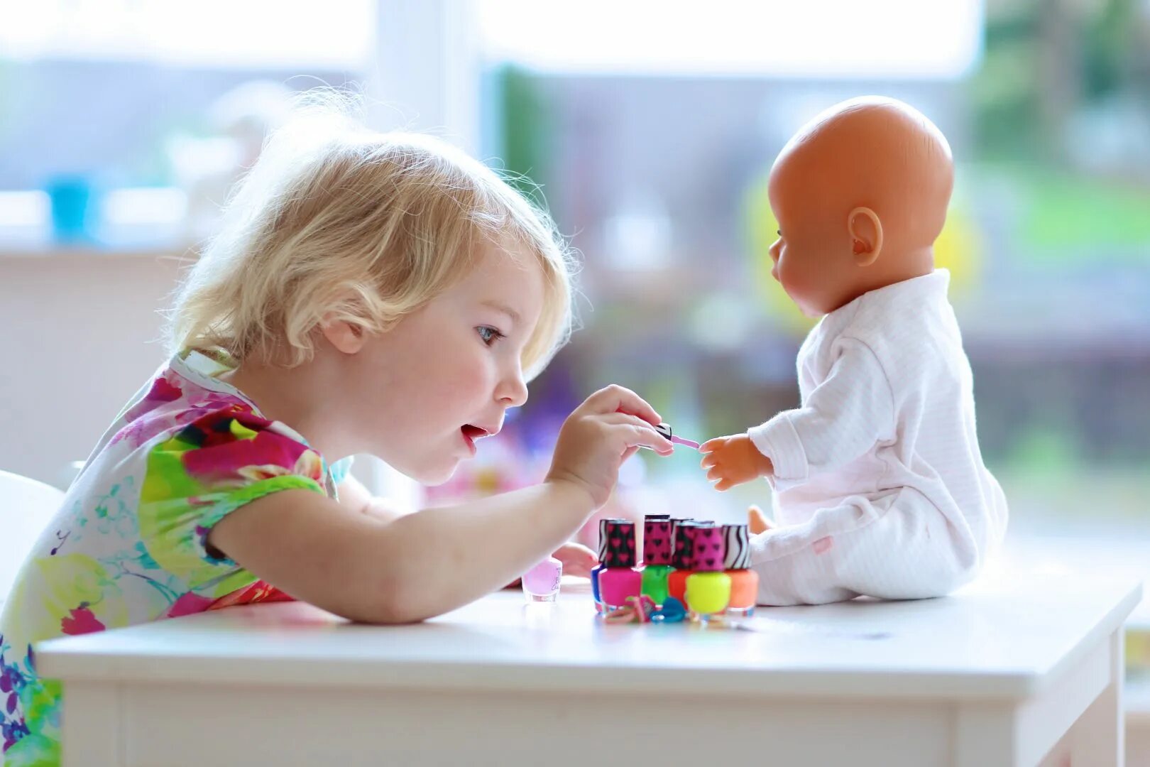 Игры с куклами. Игрушки для детей. Куклы для детей. Дети играющие с куклами. Ребенок играющий в куклы.