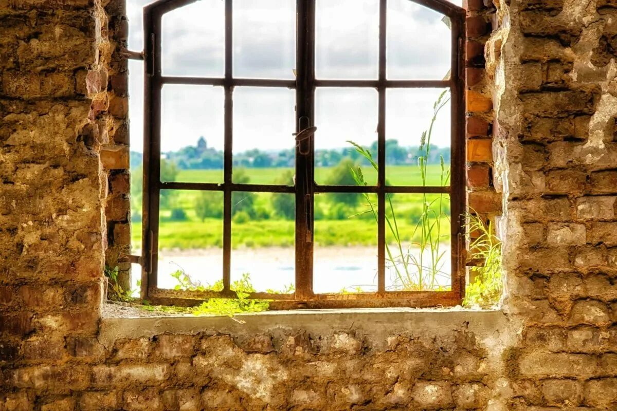 Окна старинный дом. Старое окно. Старинные окна. Окна в кирпичном доме. Окно в каменной стене.