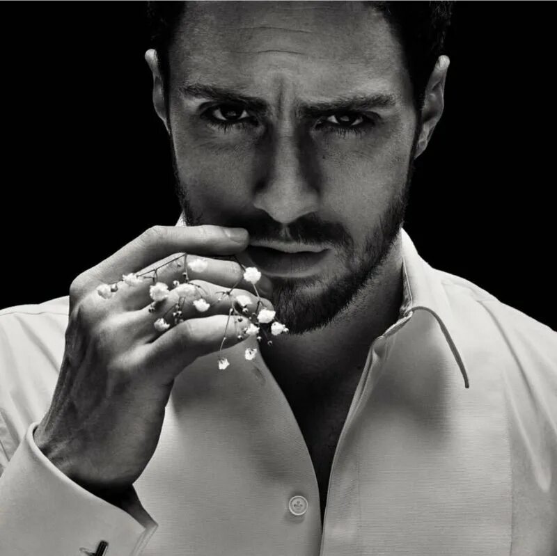 Аарон тейлор-джонсон живанши. Kingsman: золотое кольцо фильм 2017. The new gentleman. Мэттью пирсон джентльмены. Красивый джентльмен.