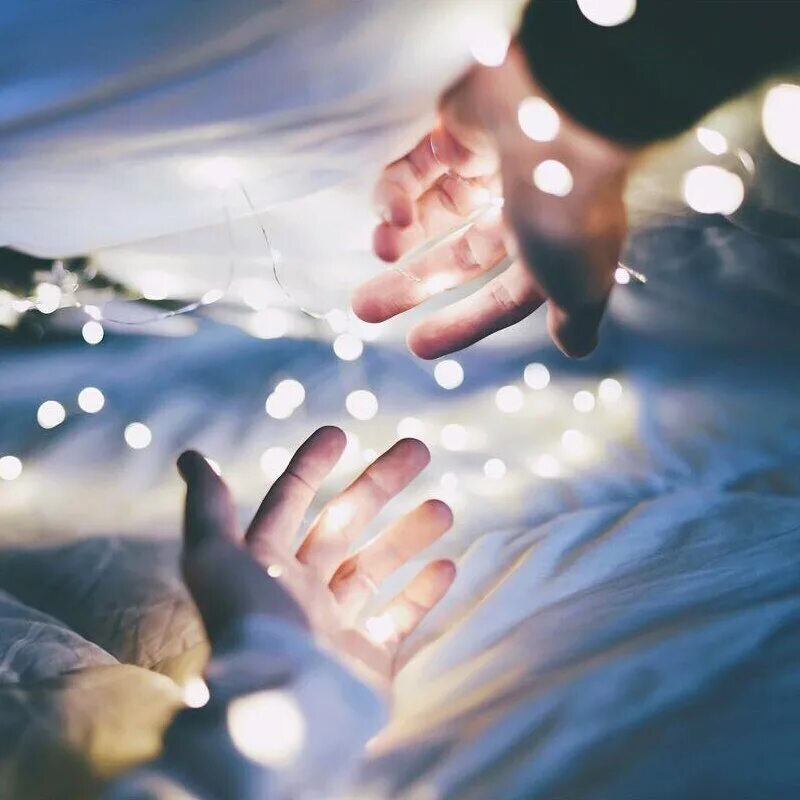 зимние объятия. душевная зима. парень и девушка на расстоянии. двое нежность. нежность счастье.