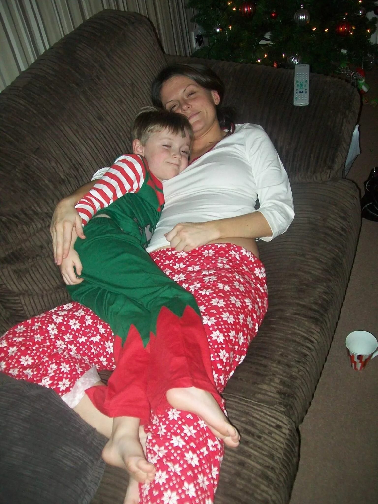 Mother son amateur. Поцелуй взрослой женщины. Фотопроект джейд билл. Mother son amateur. Mother son amateur.