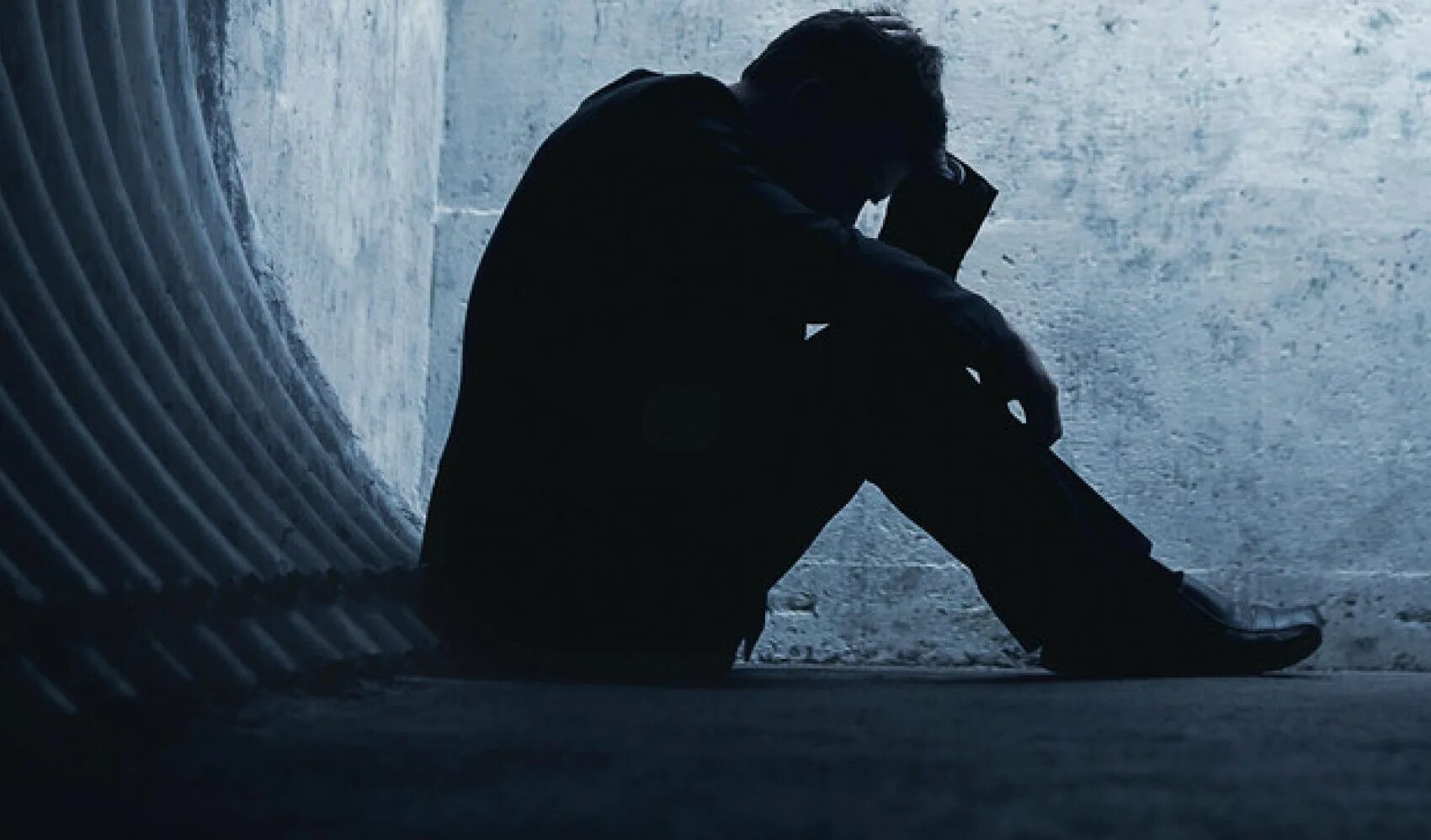 Парень грустит. Грустное лицо. Очень грустный человек. Мужская грусть. Че такой грустный.