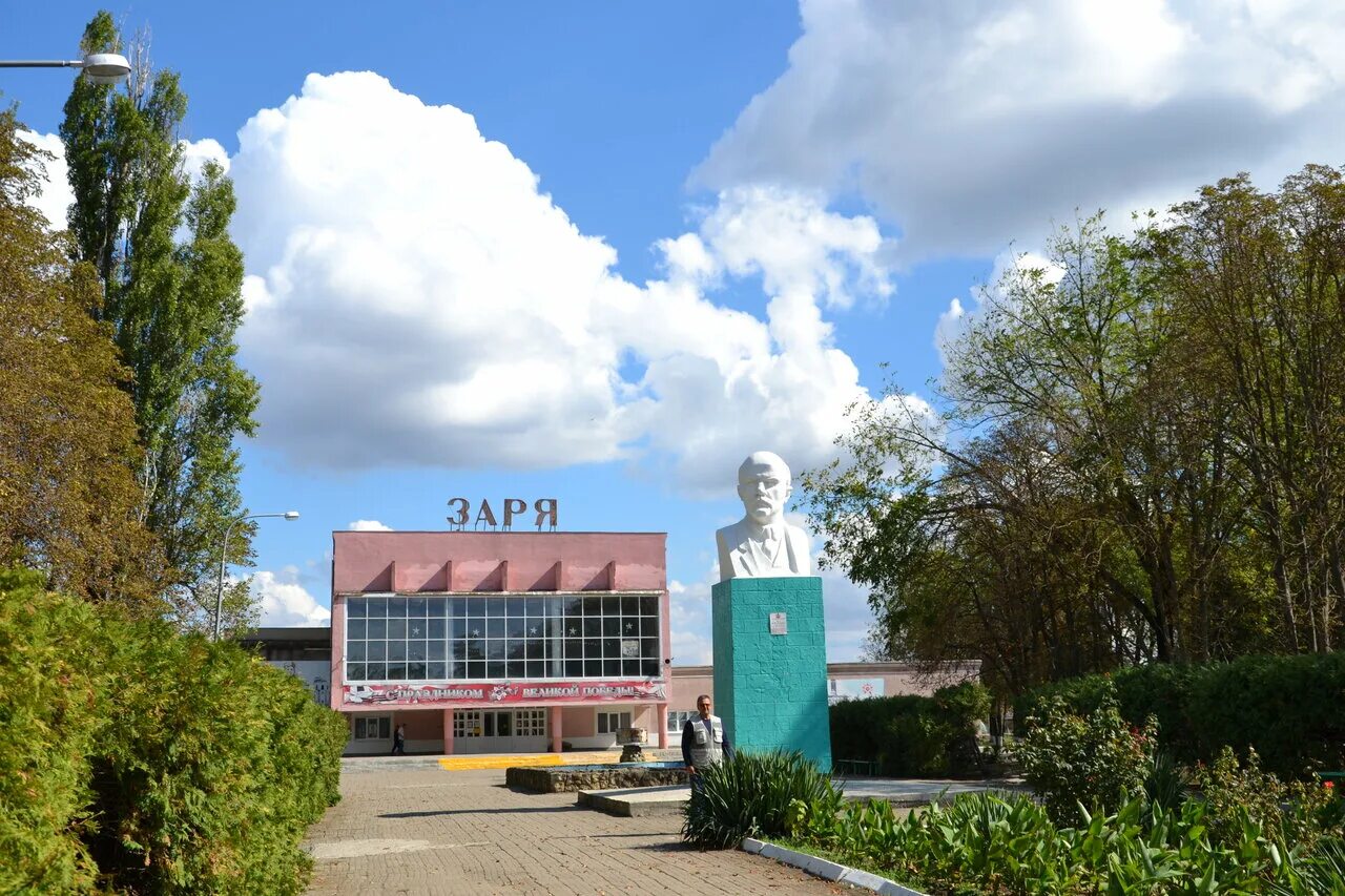 Станица брюховецкая краснодарский погода. Краснодарский край Брюховецкий район станица Брюховецкая. Станица Брюховецкая Краснодарский достопримечательности. Станица Переясловская Брюховецкий район. Брюховецкая администрация памятник Ленину.