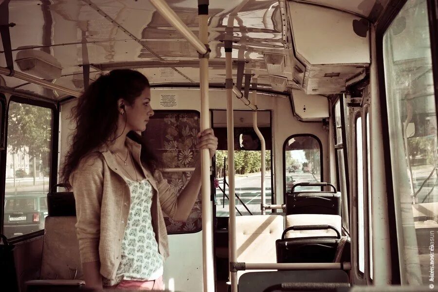 Девушка в троллейбусе. Девочка в трамвае. Девушка в трамвае. Девочка в автобусе. Русские женщины в автобусе