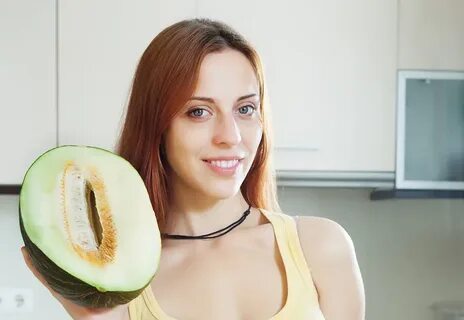 Кушает дыню