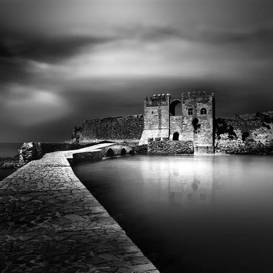 Что такое белый мир. Vassilis tangoulis. чёрно белый мир. мир картинка черно белая. белый мир.