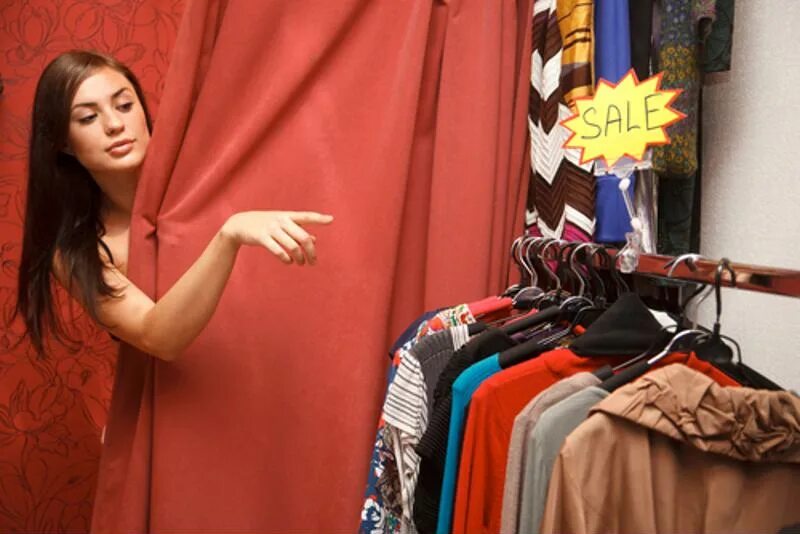 Примерка платья. Примеряет платье. Trying on dresses. Клиент в примерочной. Девушки примеряют платья.