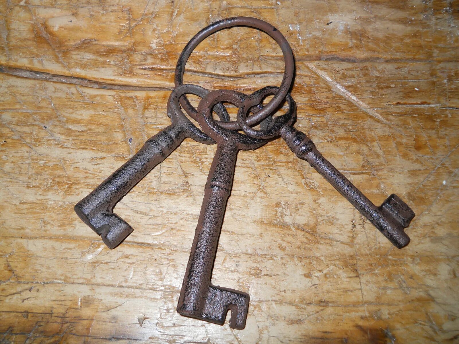 Уникальный ключ. Тюремный ключ. Ключ от темницы. Ключи в тюрьме. Связка тюремных ключей.