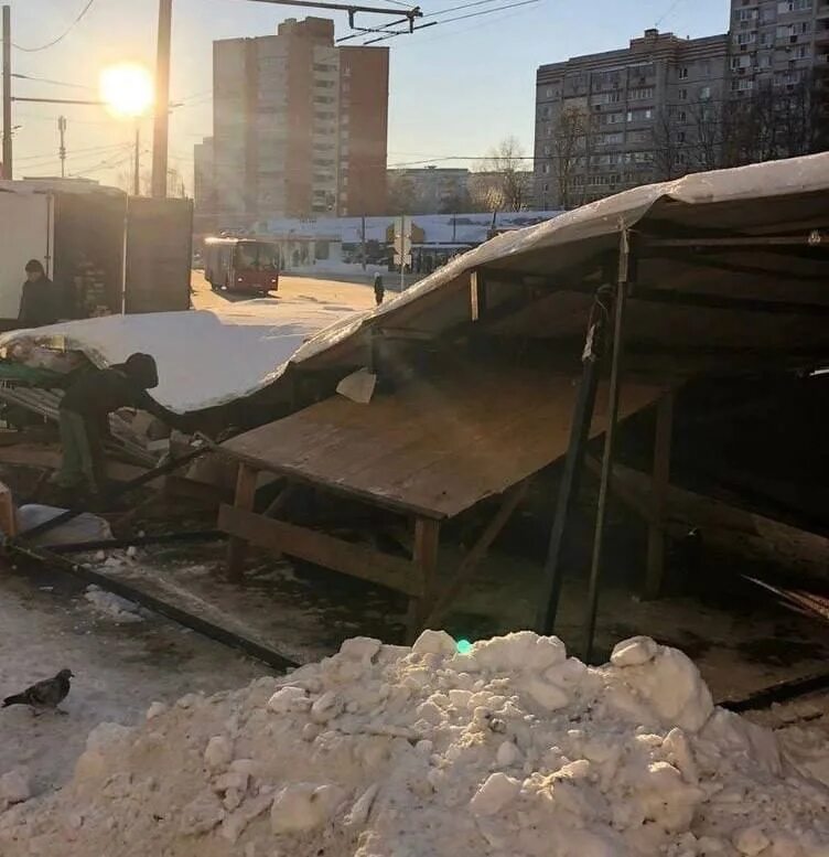 Обрушился склад в Казани. Обвалился шатер. Крыша павильона упала в Казани.