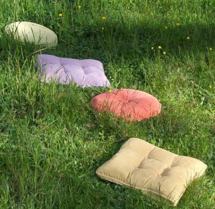 Are there three cushions. Подушка газон. Подушки для сада. Бетонная подушка. Подушка для садовой дорожки.