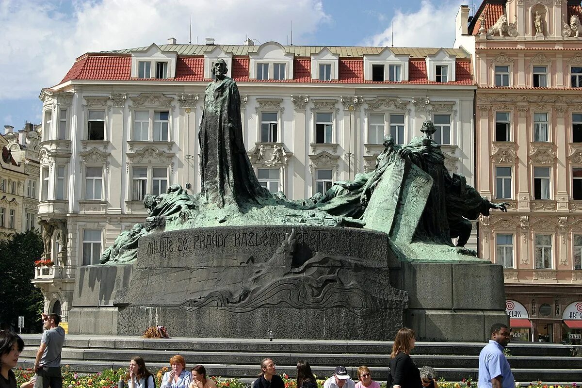 Памятники в чешской республики. Памятник яну гусу на староместской площади в праге. Памятник святому вацлаву в праге. Памятники культуры чехии. Памятник яну гусу в праге.