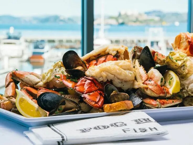 Морепродукты на берегу моря. Морепродукты. обед с морепродуктами. сан франциско морепродукты. морепродукты на гриле ресторан.