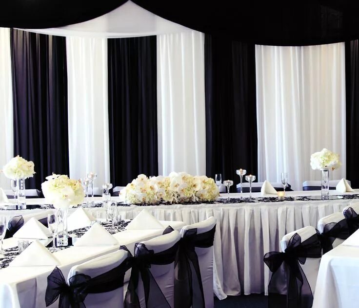 Украшение зала в белом цвете