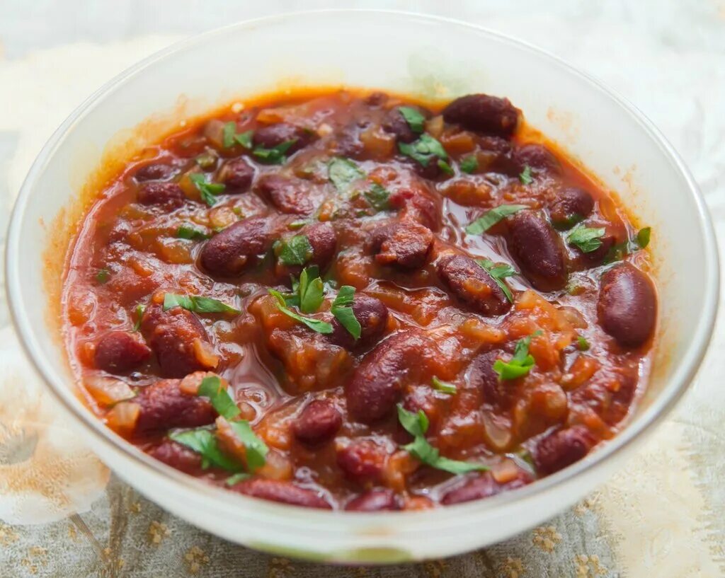 Курица с фасолью в томатном соусе. Фасоль тушеная в томатном соусе. Чили кон карне. Фасоль тушеная в томатном соусе с мясом. Венгерский гуляш-левеш.