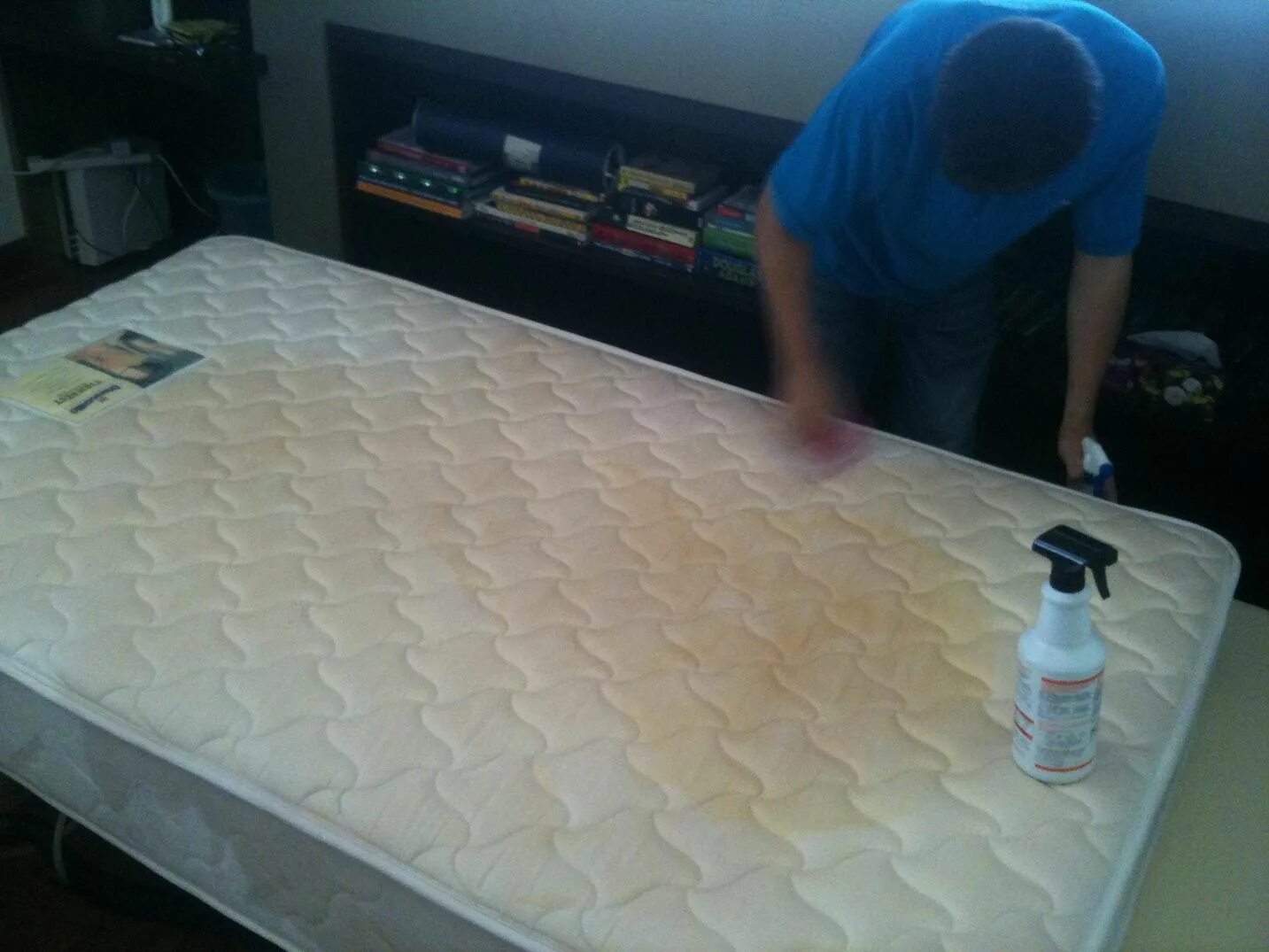 Грязный матрас. Пятна на матрасе кровати. Узоры на матрасе от мочи. Foam Mattress Cleaning. Матрасы воняют