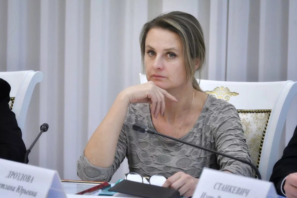 Советник губернатора по вопросам. Дроздова светлана юрьевна. советник губернатора самарской области светлана дроздова. дроздова светлана юрьевна самара. самара минстрой светлана юрьевна.