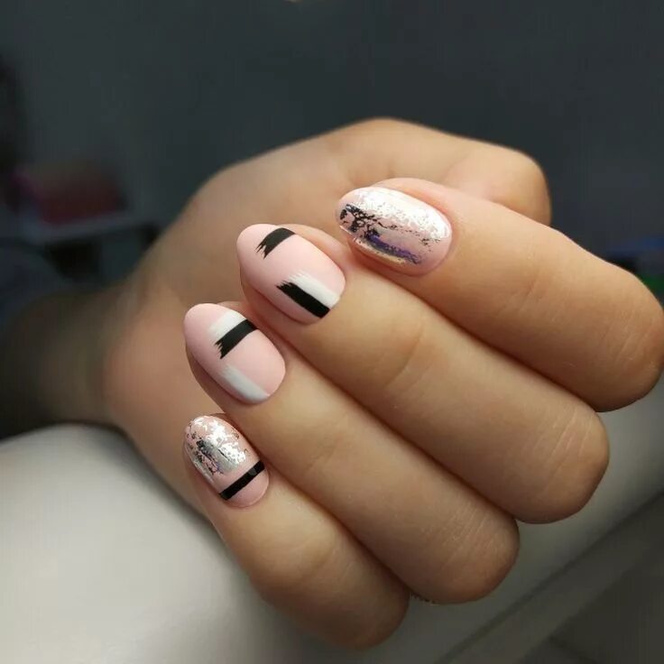 Маникюр наскороткие ногти. Маникюр на короткие. Маникюртна короткие ногти. Маникюрна короткие ноти. Миникурьна мелинькие окти.
