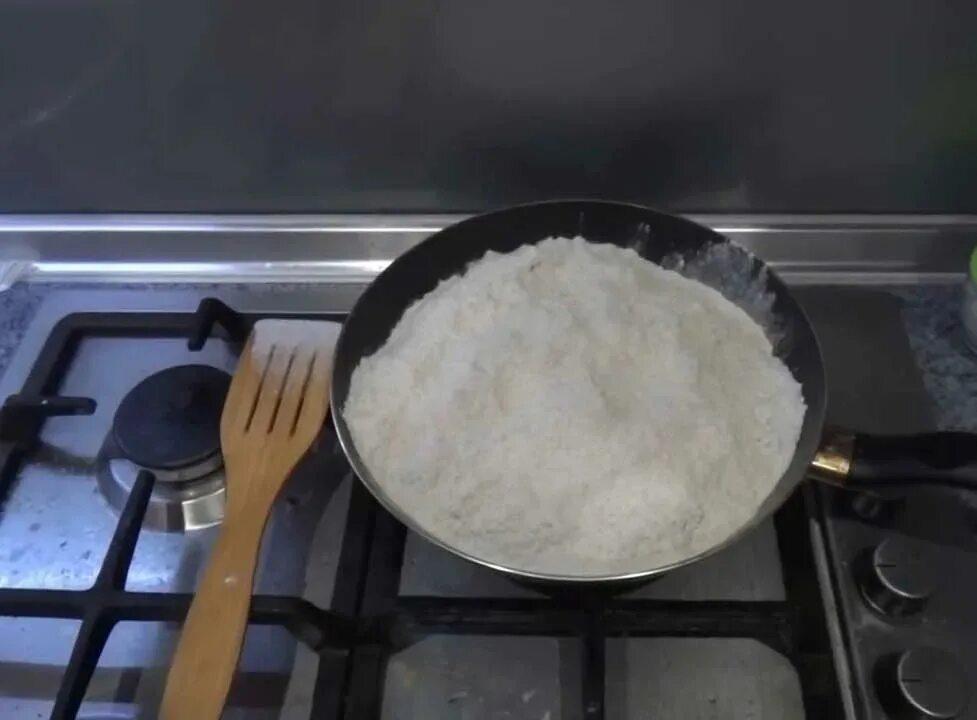 Четверговая соль на сковороде. Соль на сковороде. Сковороды для варки соли. Варить соль.