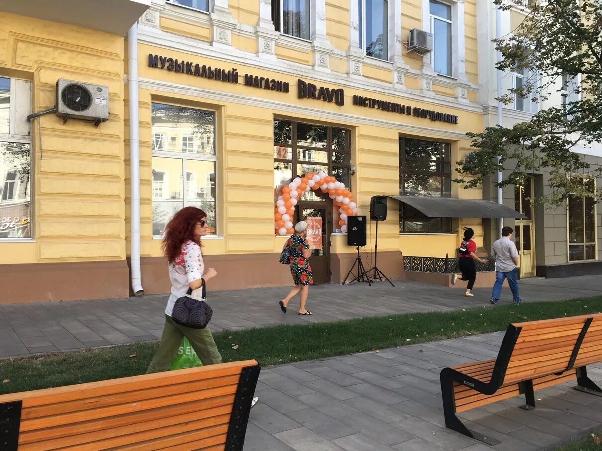 Bravo ростов на дону. Bravo ростов на дону. Roberto bravo магазин. Музыкальные магазины ханны дессон. Роберто браво магазины в европе.