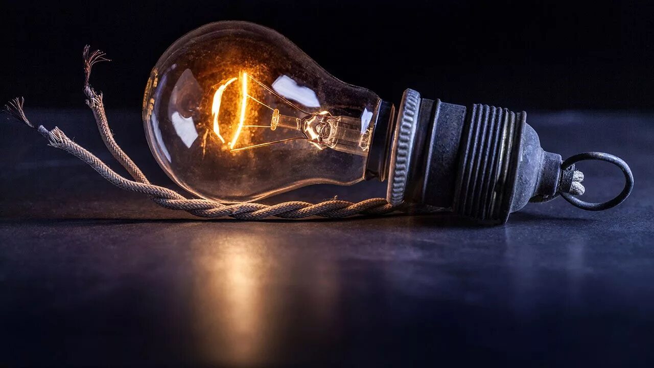 Негорящая лампочка. Горящая лампочка. Креативная реклама лампочек. Лампа филипс цветная. Edison led cri 85 4w 2015-5.