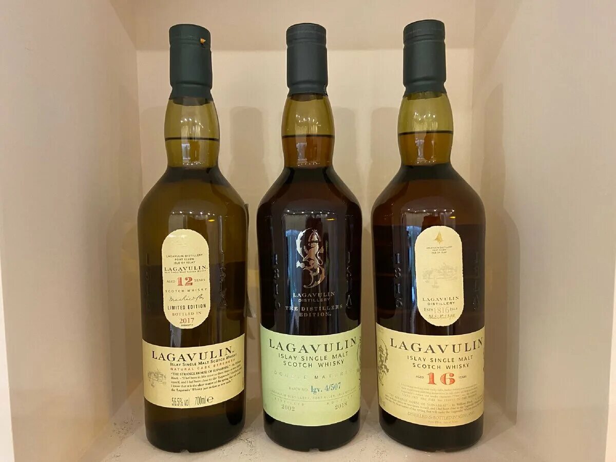 Виски lagavulin 16. Островной виски Лагавулин. Торфяной виски Лагавулин. Лагавулин 30 лет. Лагавулин 12 2017.