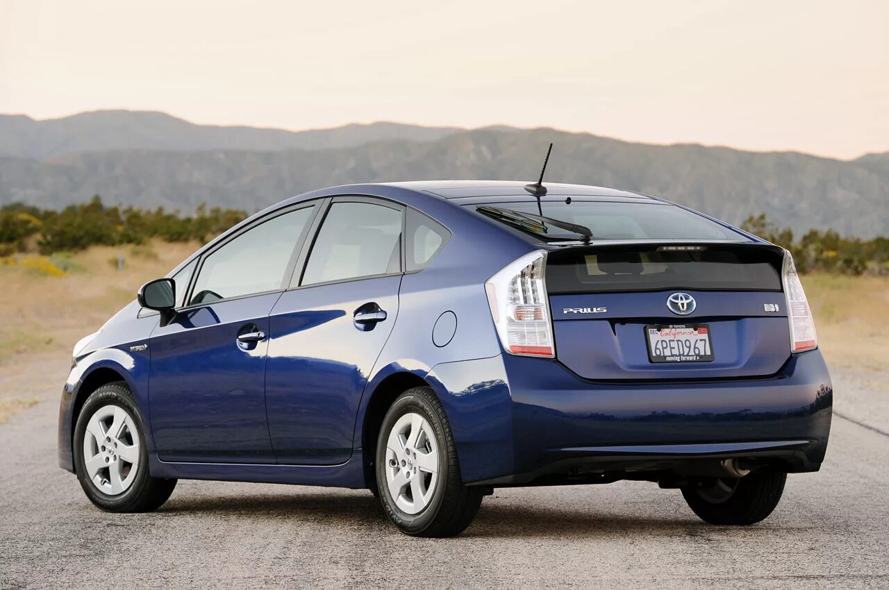 Автомобили тойота гибрид. Тойота Приус гибрид. Toyota Prius 2011. Toyota Prius Hybrid 2011. Toyota Prius 20 2011.