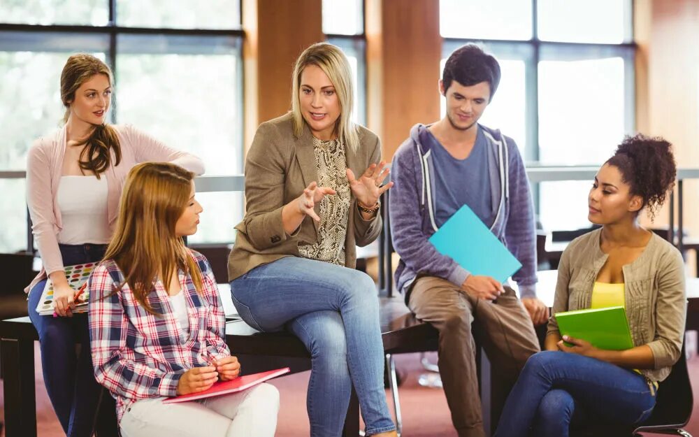 Hard up students. Счастливые студенты фото. school counselor. студент говорит. students talking.