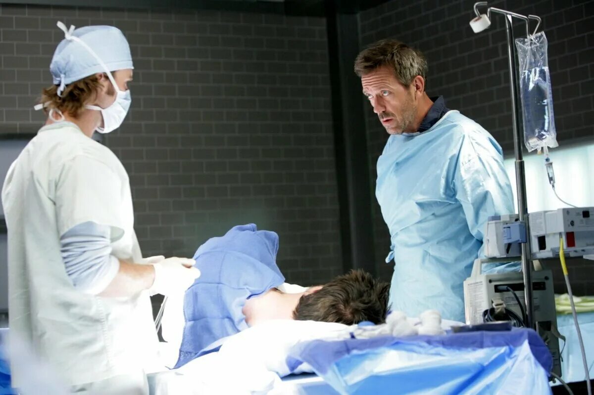 хью лори доктор хаус. доктор хаус в операционной. доктор хаус в операционной. доктор хаус операция. доктор хаус операция.