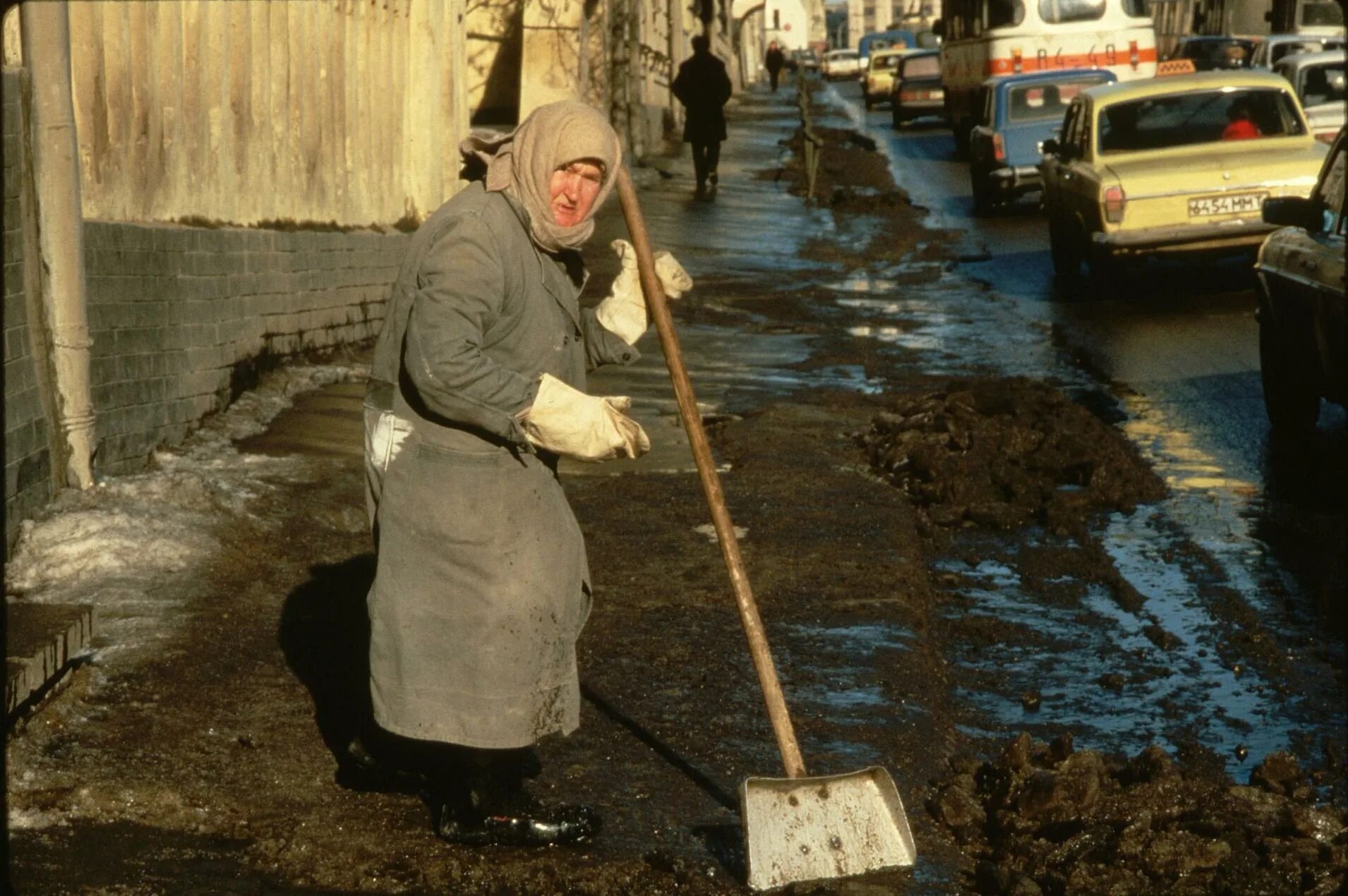 Святые 90-е. Повседневная жизнь людей в 90 е годы. Святые девяностые. Дворничиха 90.