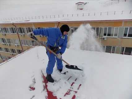 Очистка кровли от снега москва