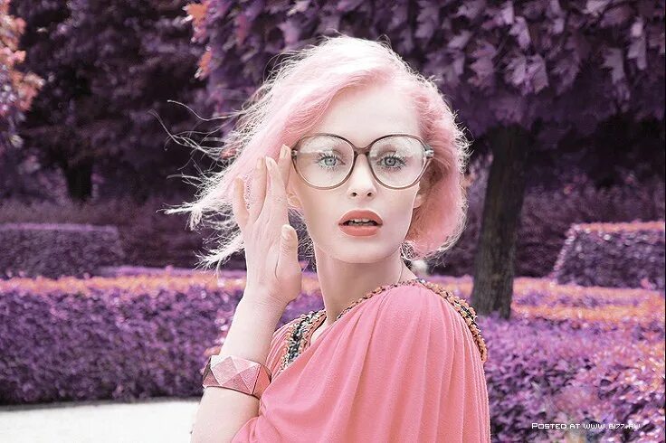 Розовые волосы в очках. Девушка с розовыми волосами в очках. Фиолетовые волосы очки. Очки розовые волосы оправа. Фото девушки в фиолетовых очках.