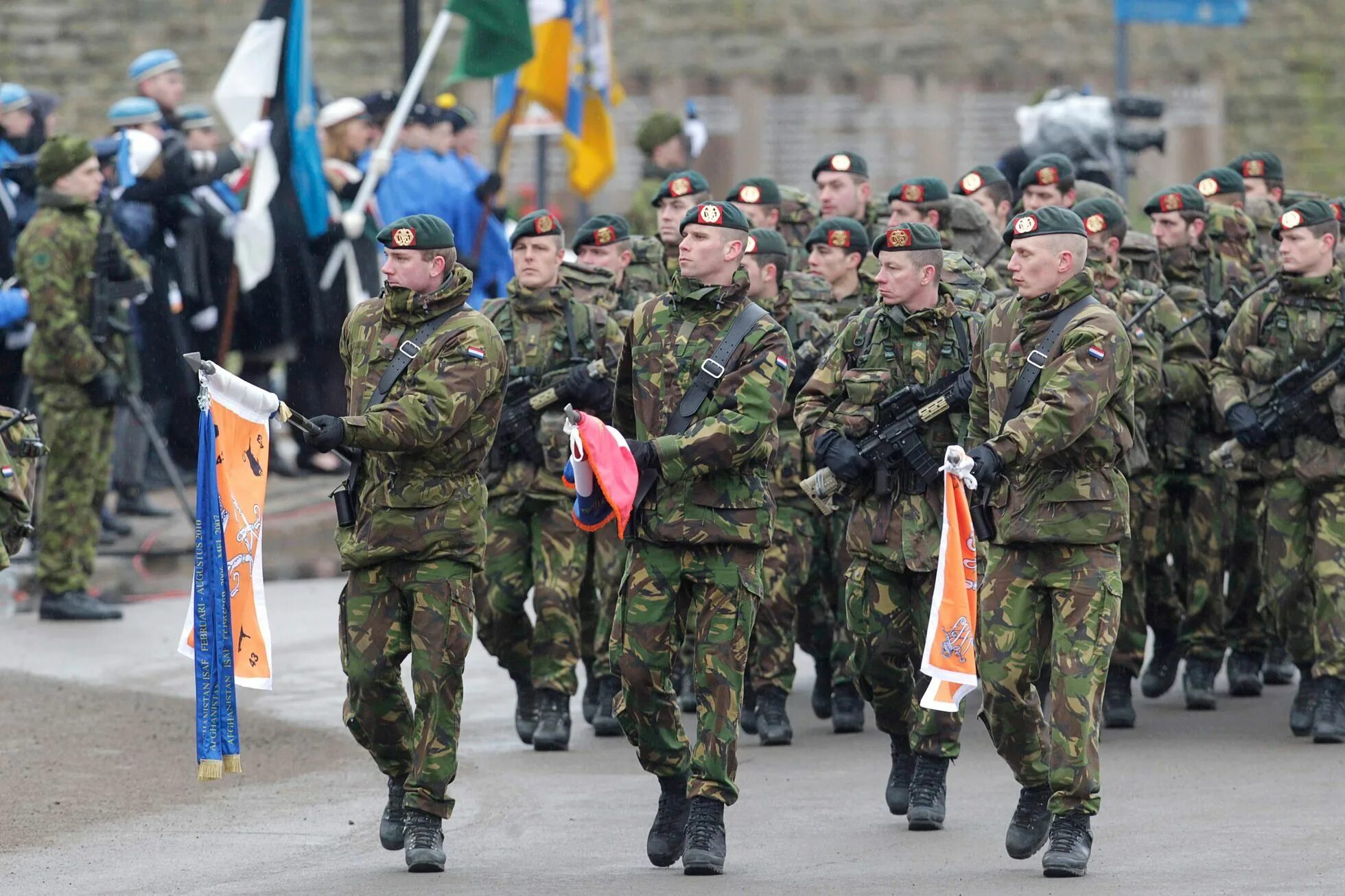 Нато высадилось на украине. Эстонская Военная форма. Парад НАТО. Парад эстонских войск. Солдаты на параде.