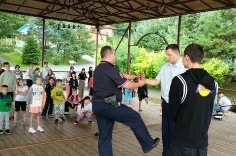 Зарядка со стражем порядка