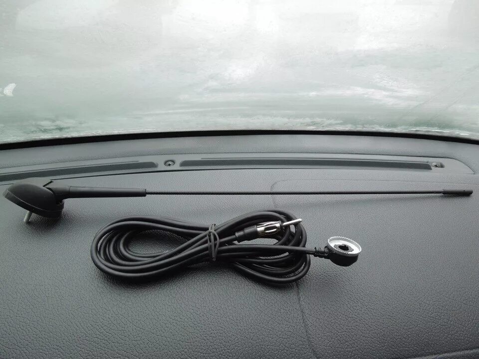 Антенна штатная ваз 2170. Антенна штатная 2170 приора 2170-7903010. Установка штатной антенны. Штатная антенна приора 1 2 провода. Установка штатной антенны.