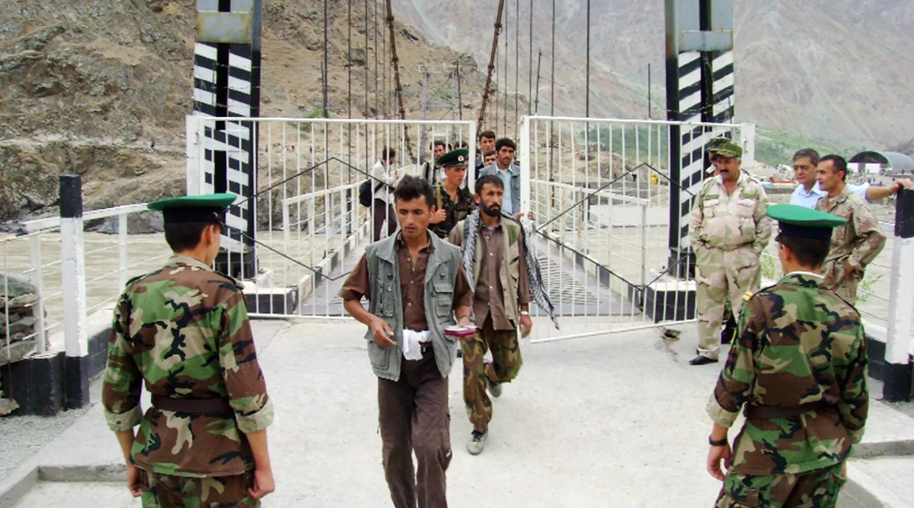 Таджикский конфликт. Таджико-Афганская граница 1998. Таджико Афганская граница Памир. Таджикско Афганская граница Пяндж. Хорог таджико-Афганская граница.