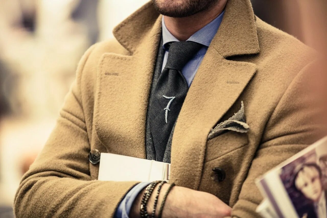 Картинка стильный мужчина. Адам Нальгиев. Стильный мужчина. Элегантный мужчина в пальто. Солидный мужчина в пальто.