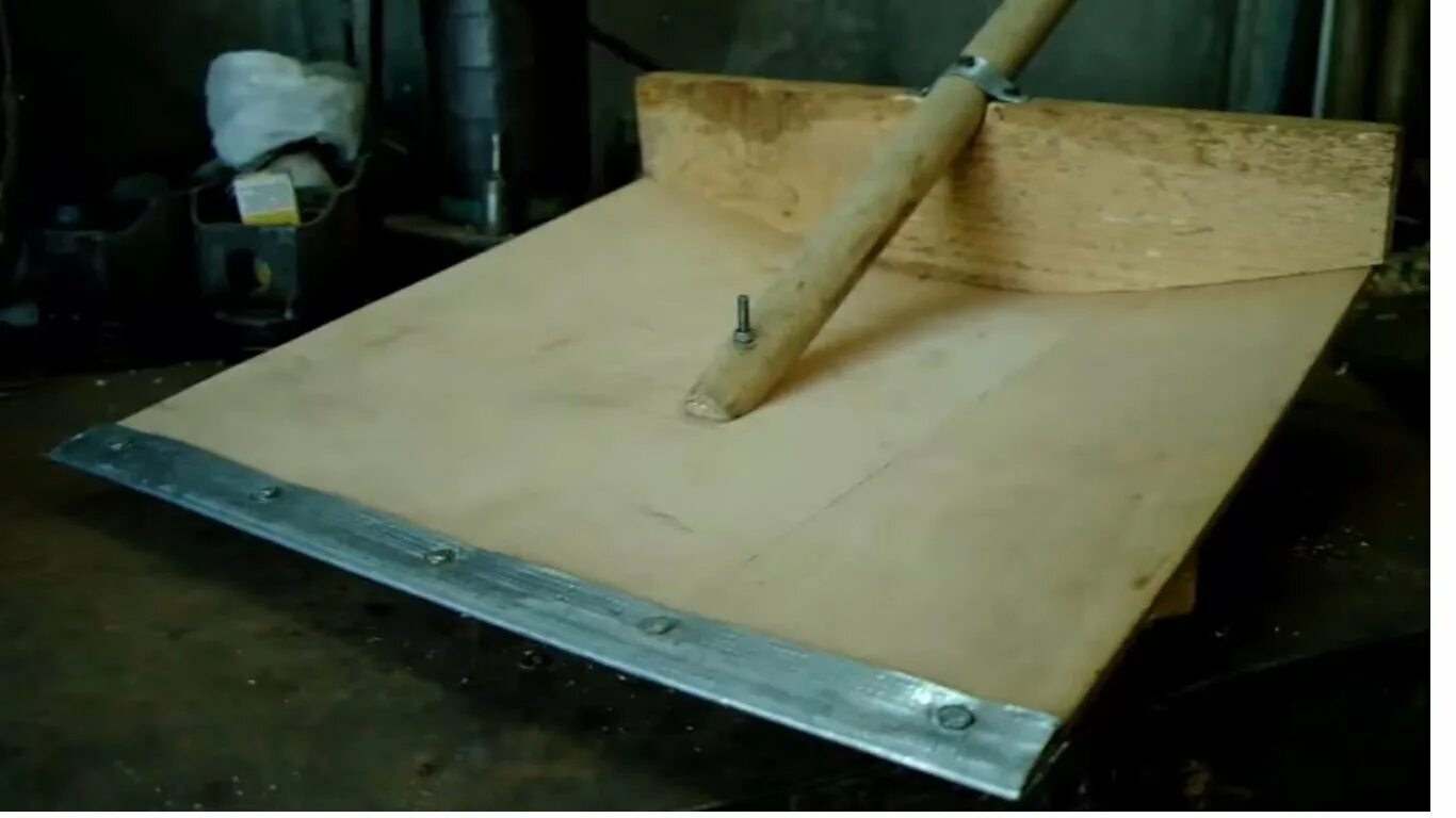 лопата снеговая ширина 1м. скребок деревянный для уборки снега. лопата снеговая фанерная с черенком. снеговая лопата из фанеры. самодельная снеговая лопата.