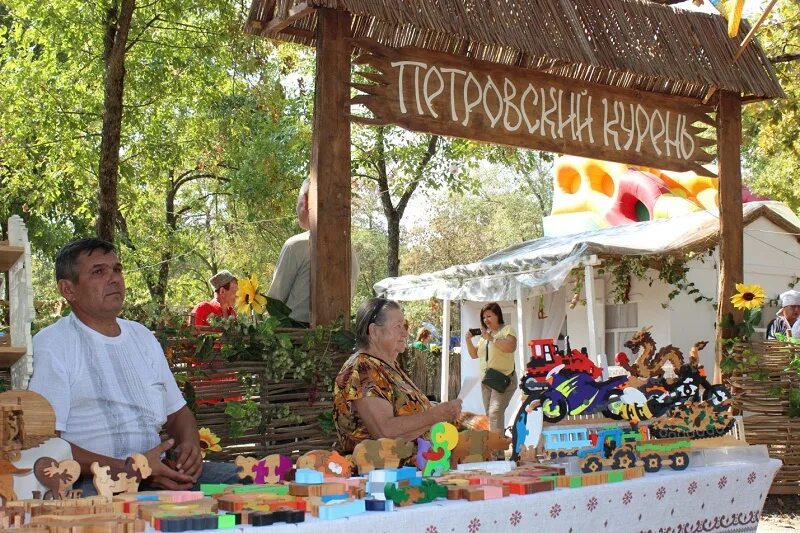 Станица Петровская Краснодарский край. Станица Петровская рынок. Станица Петровская парк. Станица Петровская Славянского района Краснодарского края.