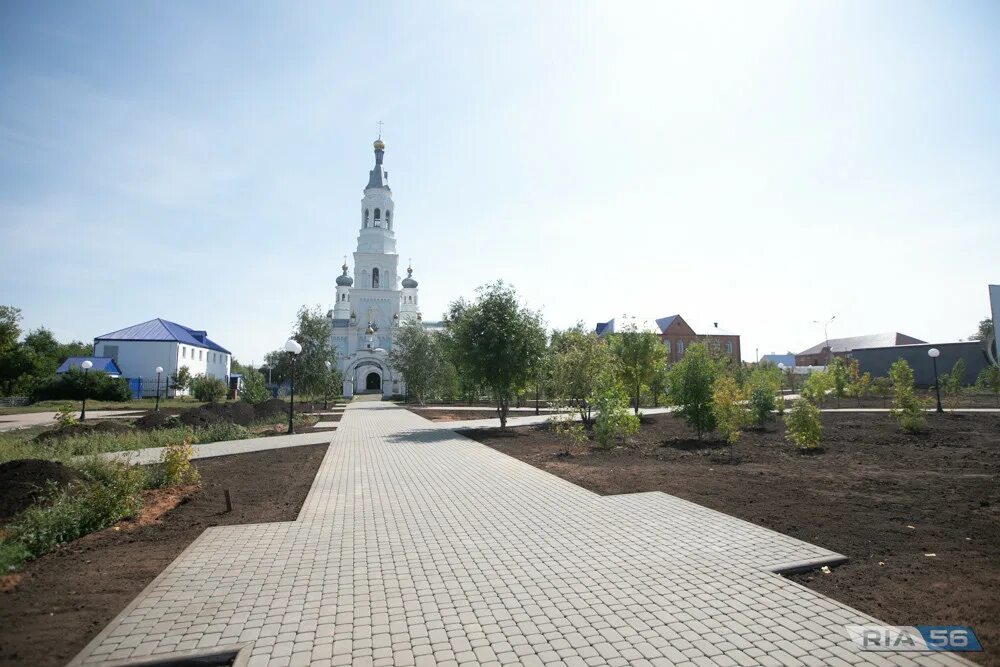 Сорочинск сайт. Парк калинина сорочинск. парк ленина сорочинск. город сорочинск оренбургской области. парк около церкви сорочинск.