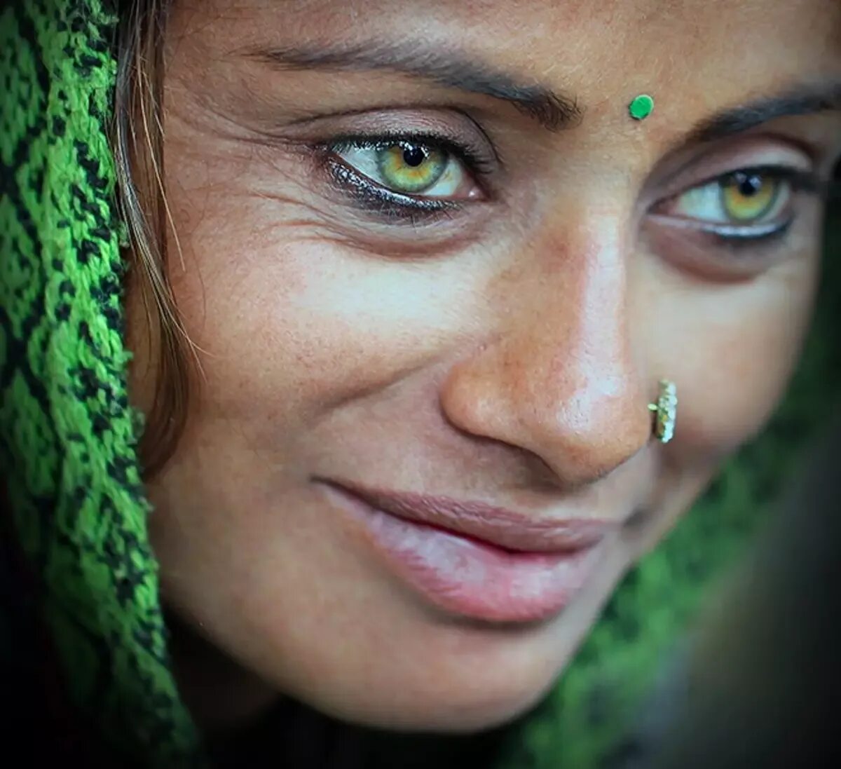Необычайные глаза. Необычные глаза. Необычный цвет глаз. Индианка с зелеными глазами. Красивые глаза.