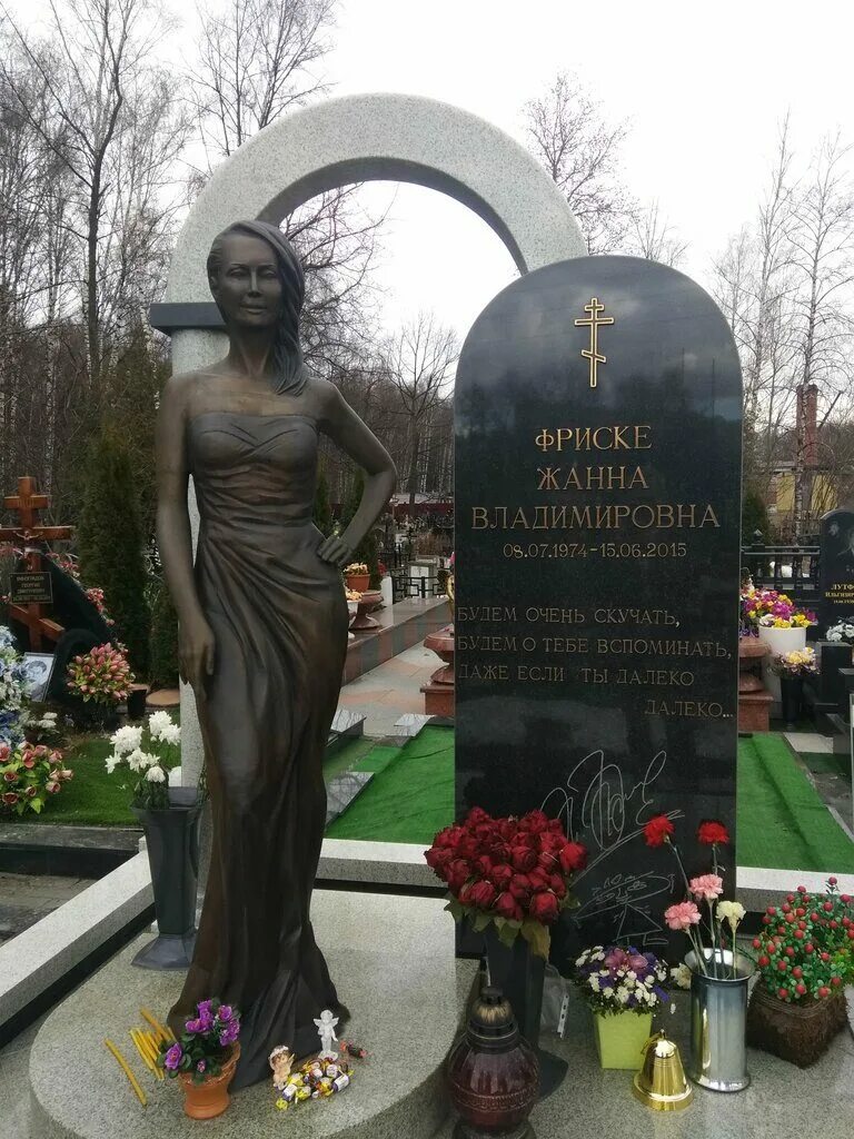 Могила Жанны Фриске. Памятник Жанне Фриске на могиле. Памятник на могиле Жанны Фриске.